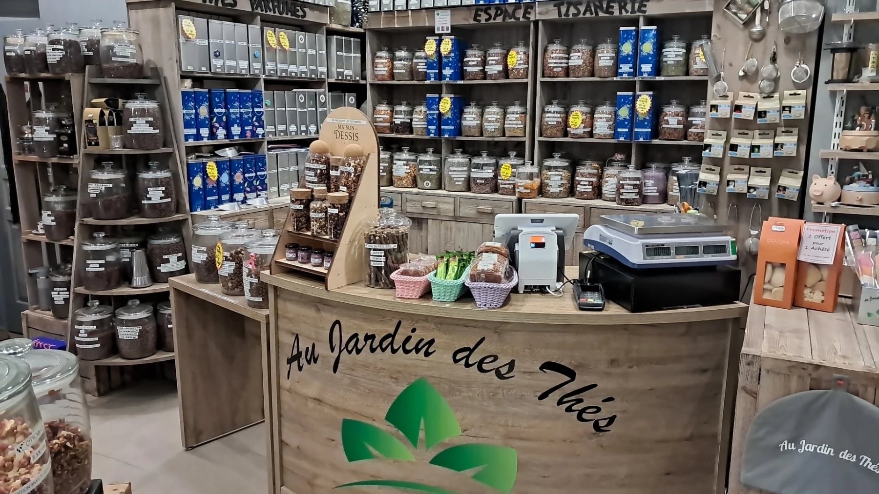 Le comptoir et l'espace tisanerie