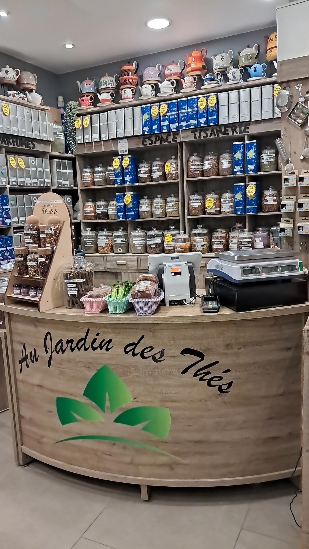 Le comptoir de la boutique, devant les bocaux de tisanes et les théières