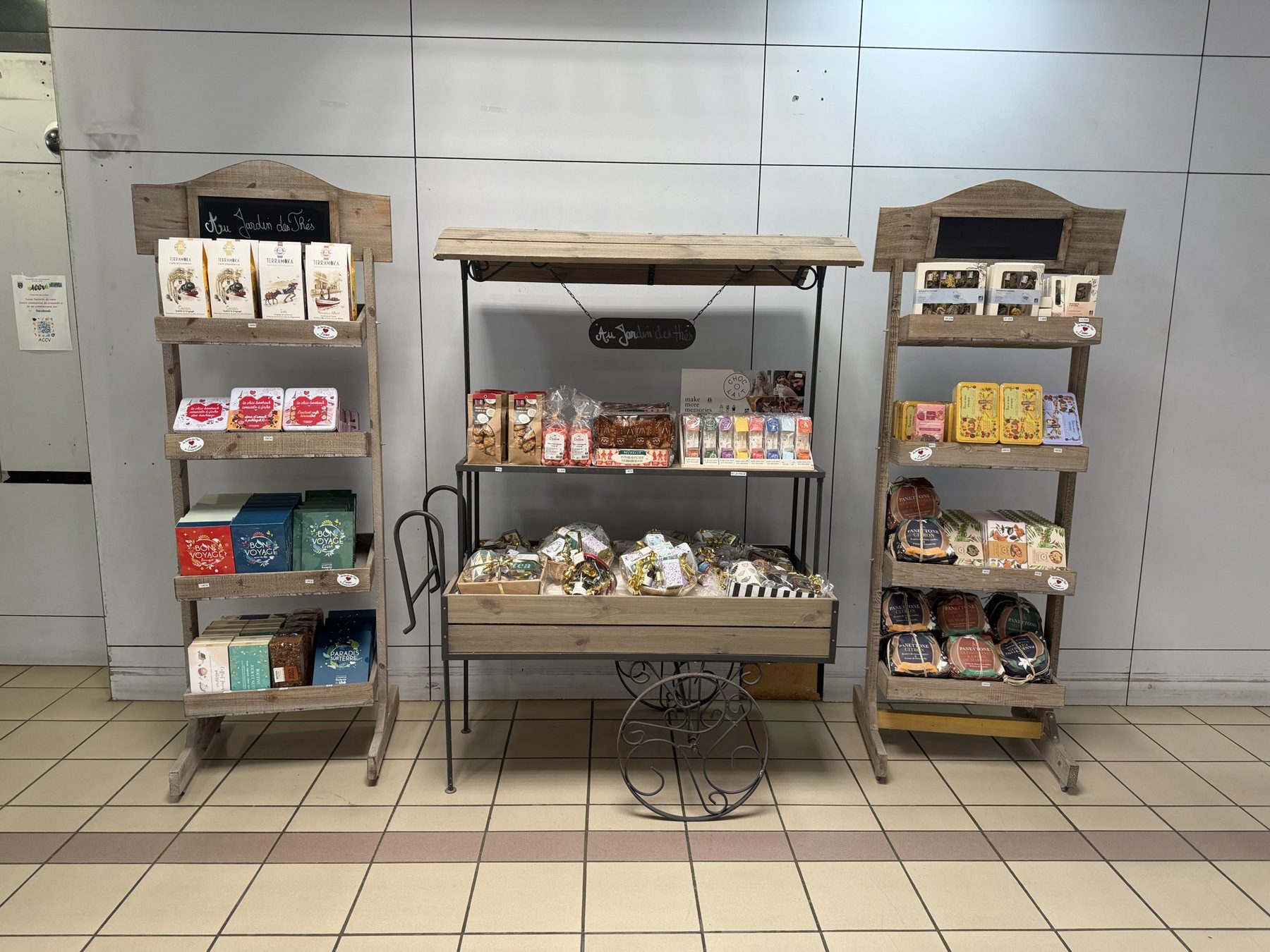 Les étals de bois devant la boutique