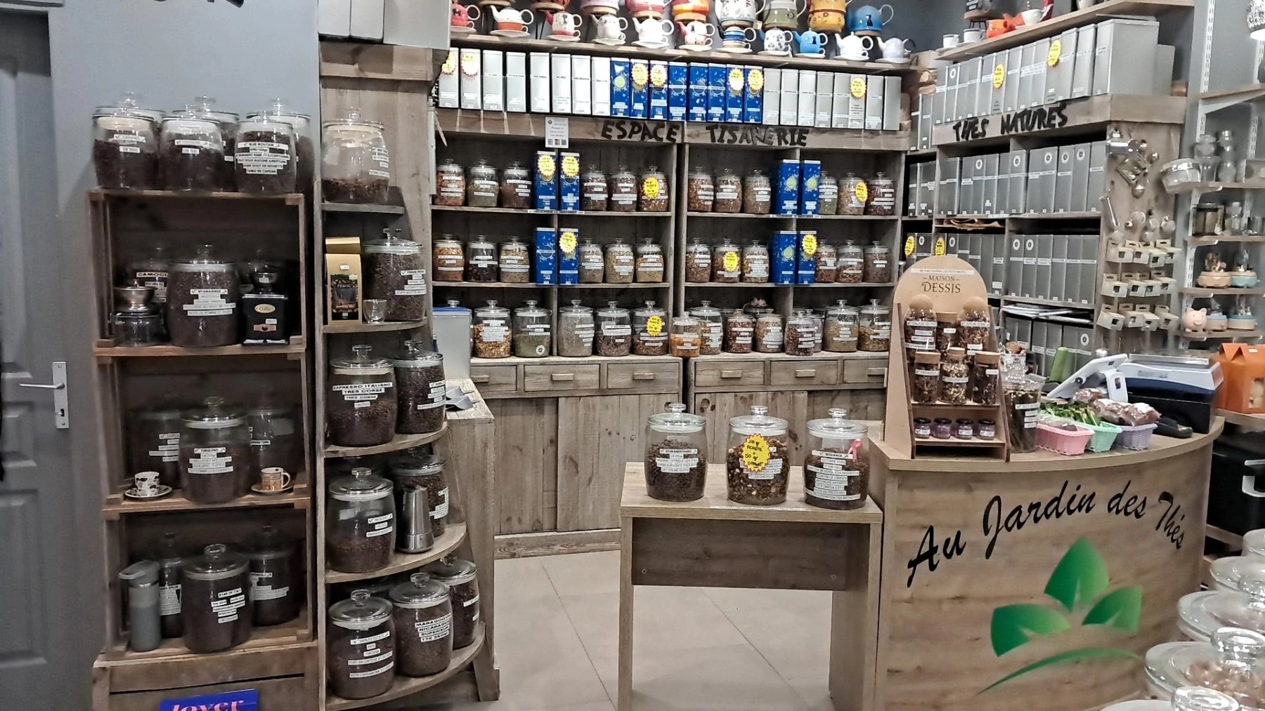 L'intérieur de la boutique : le coin café, l'espace tisanerie et le comptoir