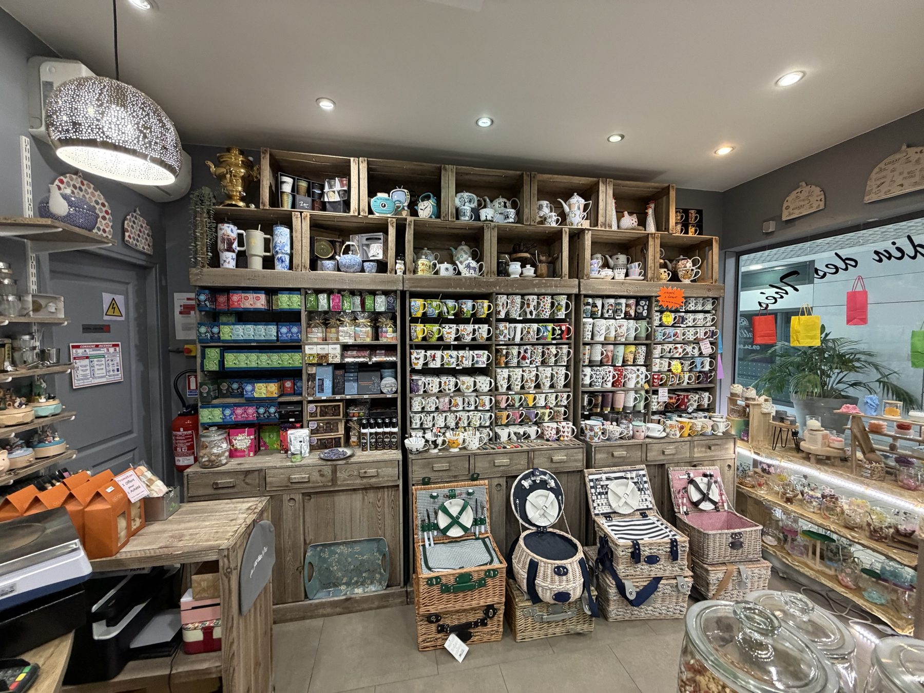 Le mur de mugs et les paniers en osier
