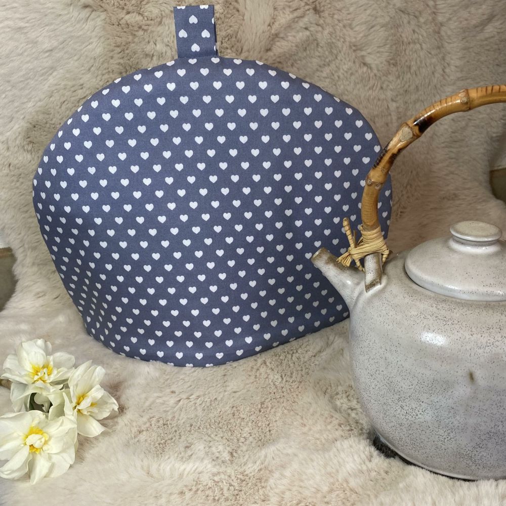 Tea Cover « Cœurs blancs sur fond gris » petit modèle